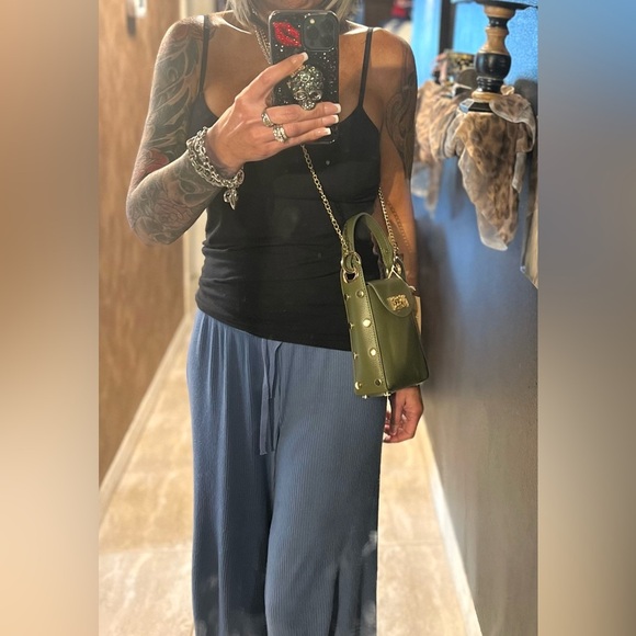 💚💚NWT-ANNA POALA Olive Green GENUINE Leather Stud Phone Holder Crossbody Bag 💚💚 - Picture 7 of 13